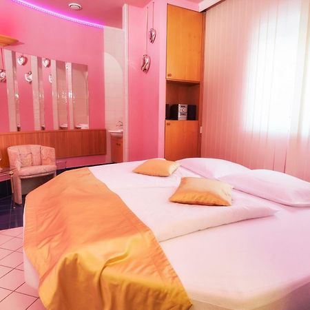 Hotel Eroplan Рожнов-под-Радгоштем Экстерьер фото