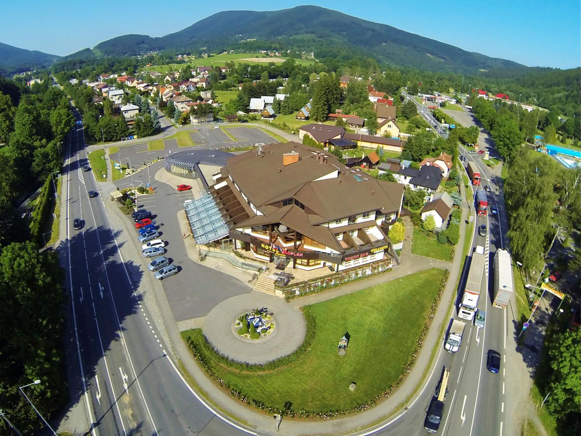 Hotel Eroplan Рожнов-под-Радгоштем Экстерьер фото