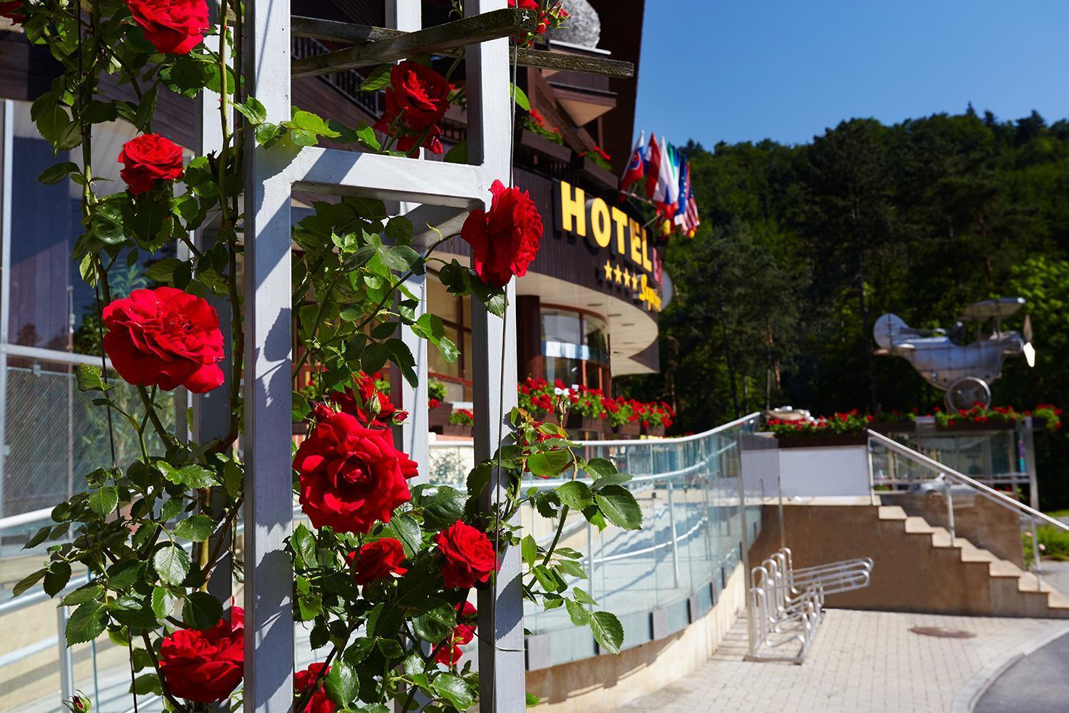 Hotel Eroplan Рожнов-под-Радгоштем Экстерьер фото